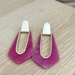 Kendra Scott Magenta Geometric Drop Earrings with Gold Frame